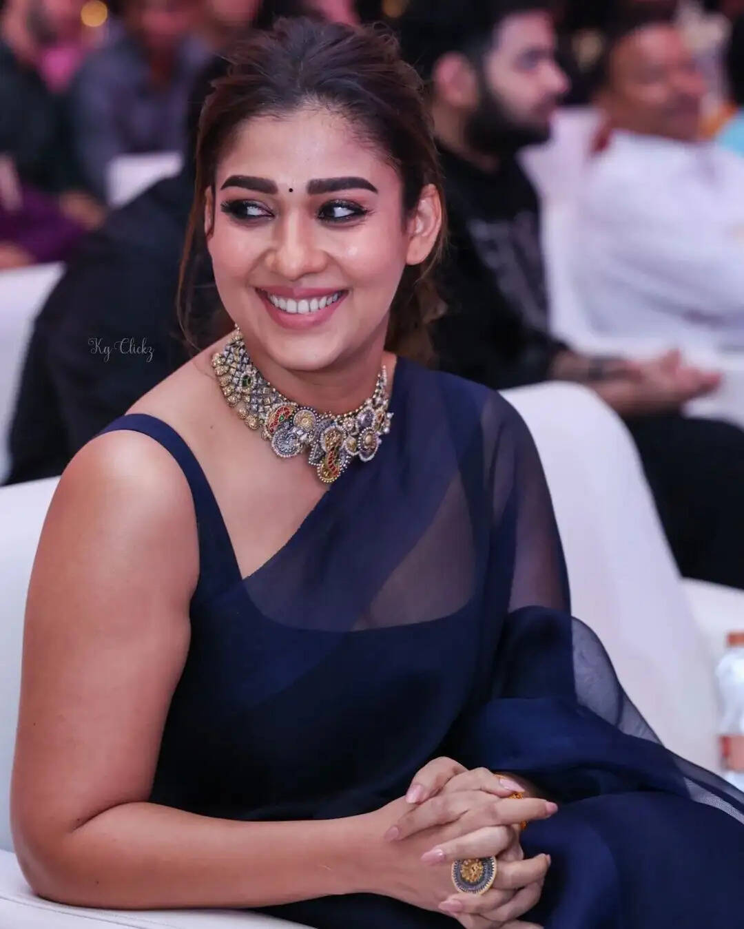 ஆண்ட்டி ஆனாலும் சும்மா அள்ளுது!. தளதள உடம்பை காட்டி இழுக்கும் நயன்தாரா!...