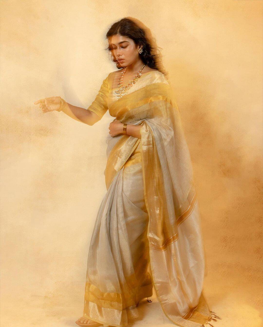 இப்படி நின்னா நாங்களாம் ஏங்கி போயிடுவோம்!.. ஜொள்ளுவிட வைக்கும் சார்பட்டா பட நடிகை!..