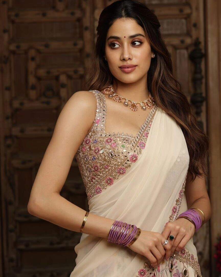 ப்ப்பா!.. சும்மா தளதளன்னு இருக்கு உடம்பு!.. பாவாடை தாவணியில் சூடேத்தும் ஜான்வி கபூர்!..