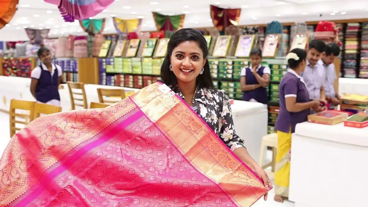 உங்க வீட்டில் திருமணமா?... உடனே இங்க வாங்க!.. சிறகடிக்க ஆசை மீனா கொடுத்த ஷாப்பிங் டிப்ஸ்!