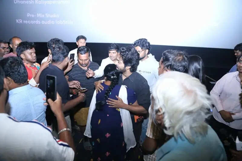 கண்ணீர் விட்ட ரசிகை…தேற்றி அனுப்பிய ஜி.வி.பிரகாஷ்
