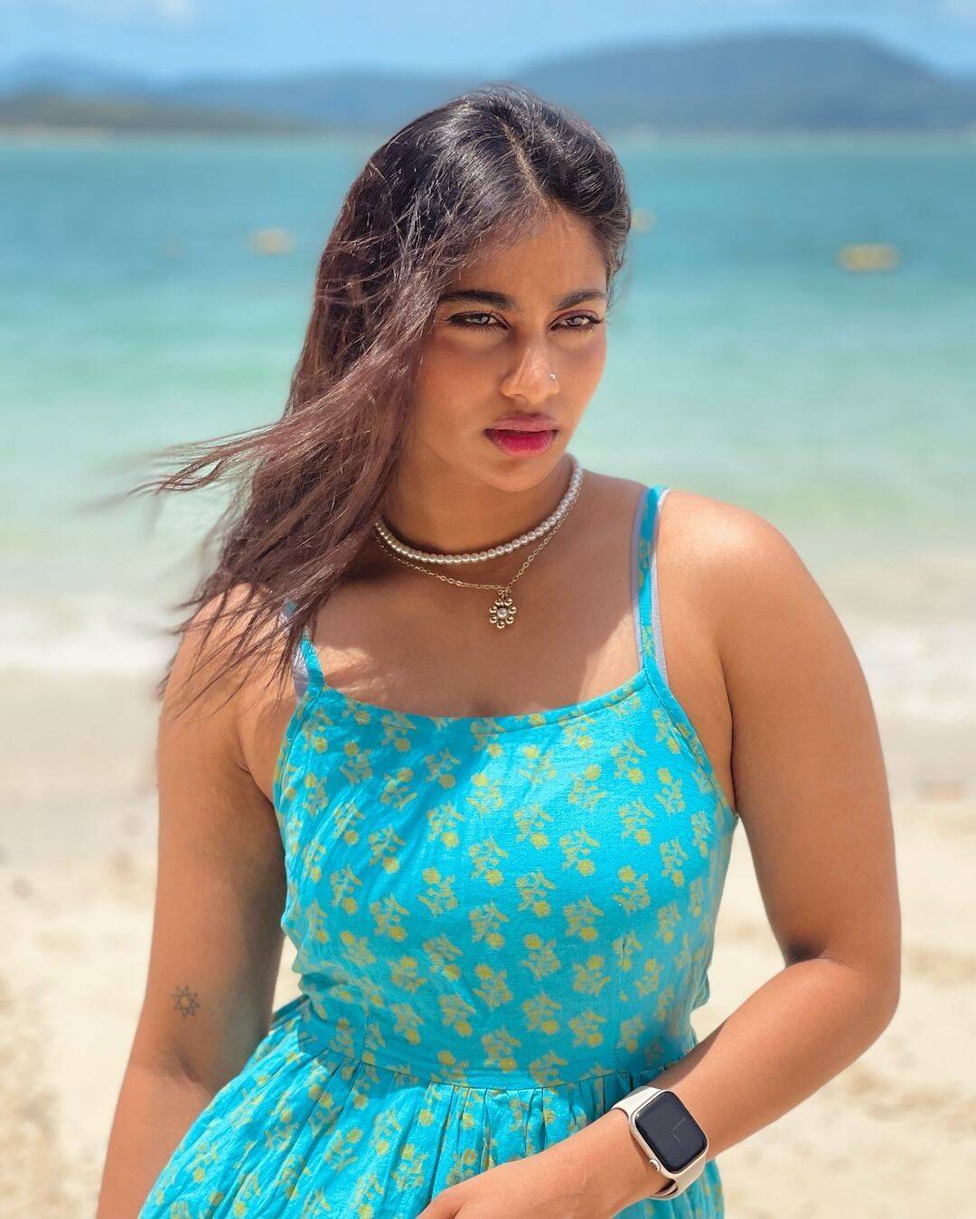 உன்ன பாத்தாலே ஜிவ்வுன்னு ஏறுது!.. பீச்சில் சைனிங் உடம்பை காட்டி இழுக்கும் ஷிவானி!...