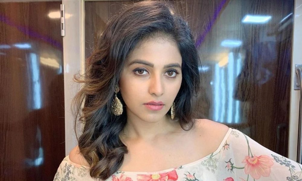 இப்படி மாறிட்டியே செல்லாக்குட்டி!….குட்டை கவுனில் சூடேத்தும் அஞ்சலி பாப்பா….