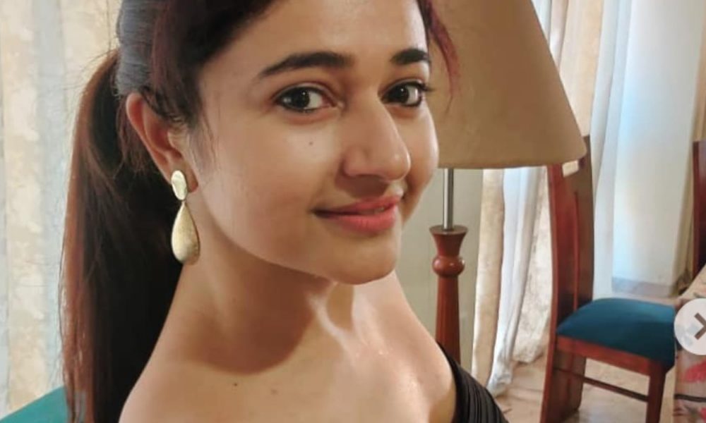 குட்டையான டிரெஸ்ஸில் எல்லாமே தூக்கலா இருக்கு!…தூக்கி அடிக்கும் கவர்ச்சியில் பூனம் பாஜ்வா….