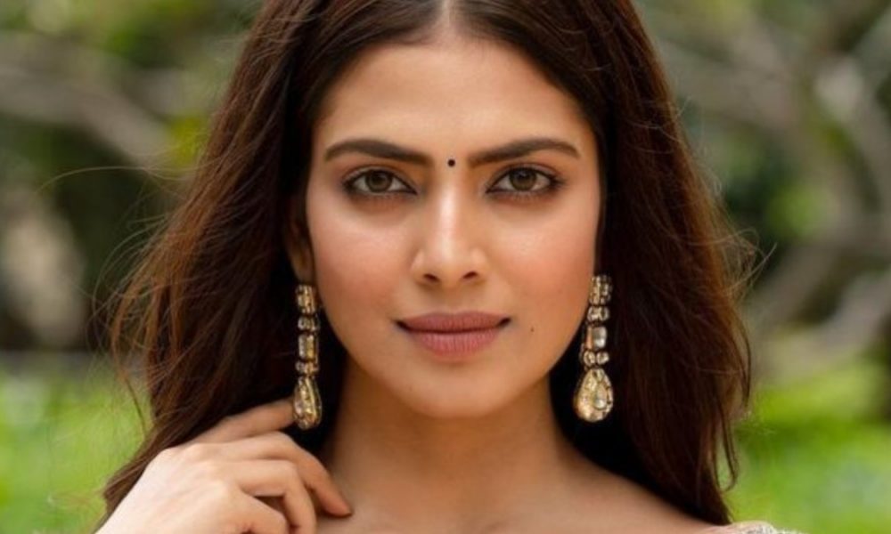 இப்படி திறந்து காட்டி போஸ் கொடுக்குறியே அடுக்குமா?.. சூடேத்திய மாளவிகா மோகனன்…