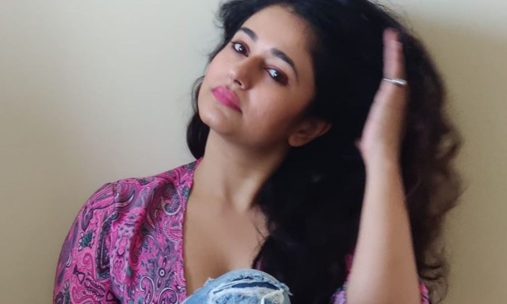 இது முழு கிரிள் சிக்கன்!… ரசிகர்களை சப்பு கொட்ட வைத்த பூனம் பாஜ்வா…