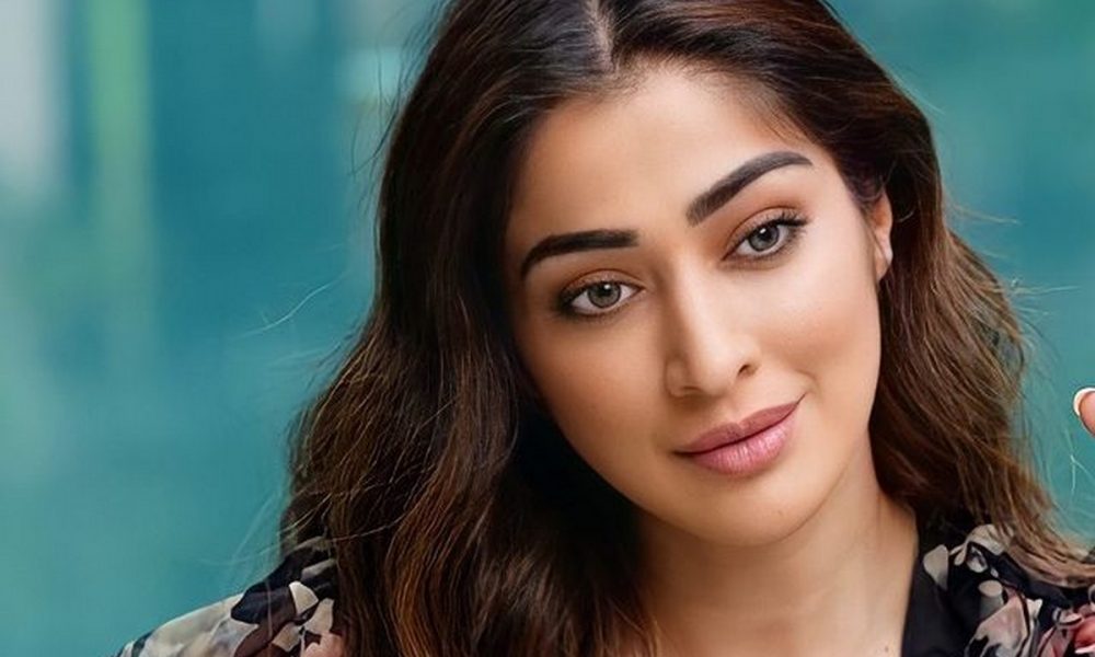 மூடாம போஸ் கொடுத்து மூட் அவுட் செய்த லட்சுமி ராய்….இன்னைக்கு இது போதும்!…