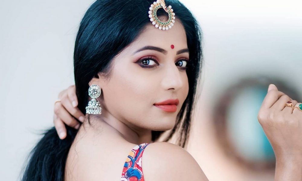 உன் Structure சும்மா அள்ளுது!…நச்சுன்னு போஸ் கொடுத்த நடிகை ரேஷ்மா…