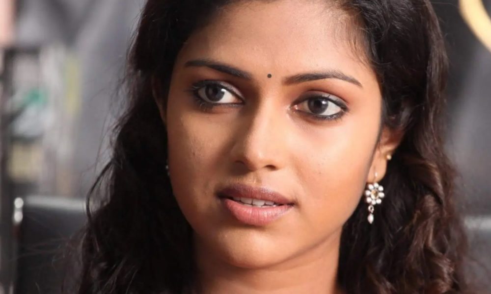 என்ன தெரியுதோ பாத்துக்கோ!…கொஞ்சம் மட்டும் மூடி எல்லாத்தையும் காட்டிய அமலாபால்….