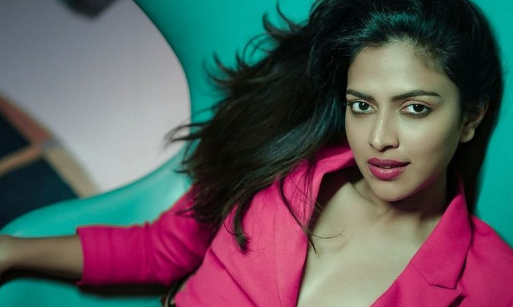 நீச்சல் உடையில் போஸ் கொடுத்த அமலாபால்… அந்த இடம் அல்லுவுடுது!