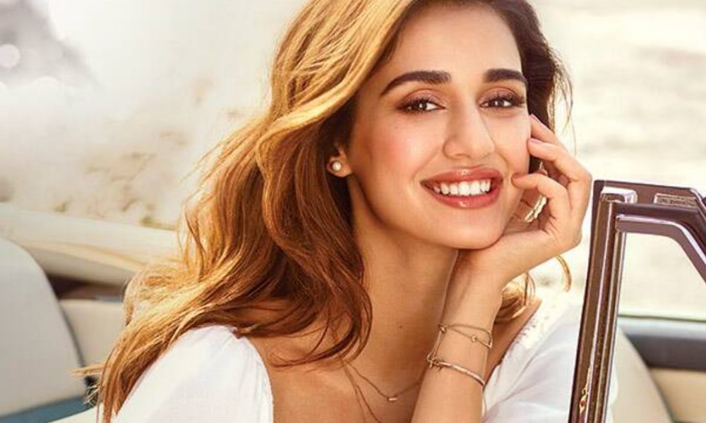 காலையிலே மழை சாத்துது…. நீ இப்படி நின்னு சூடேத்துறியேமா – பாலிவுட் நடிகையின் டூபீஸ்!