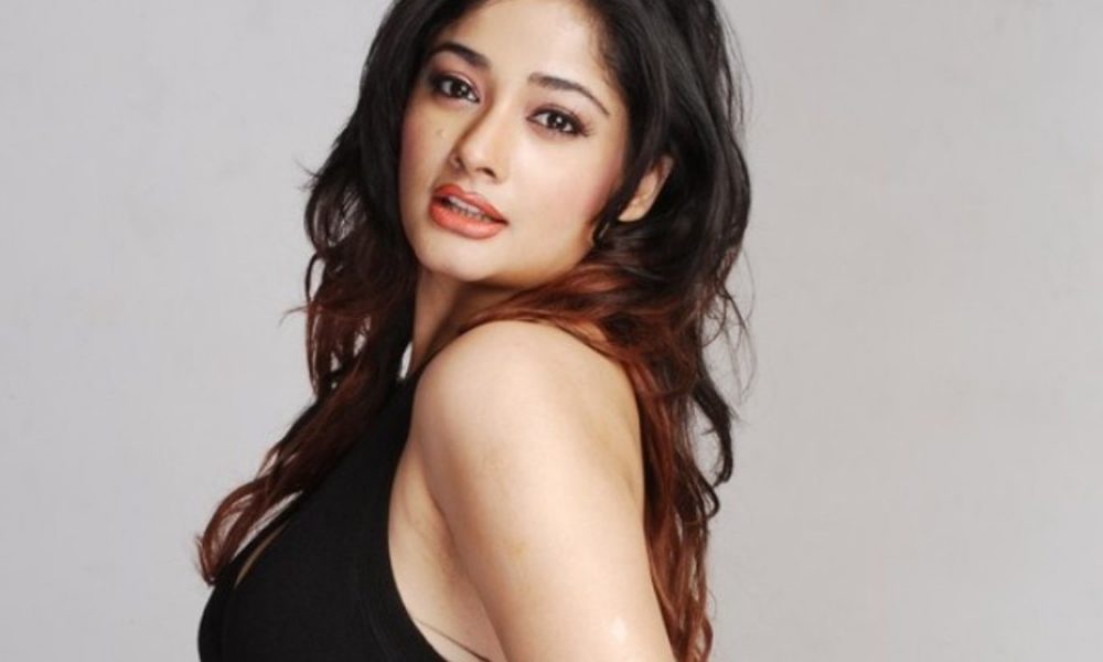 மூடி மறைத்தாலும் மூச்சு முட்டுது…. கவர்ச்சி ரெட் லார்ட் போட்ட கிரண் ரதோட்!