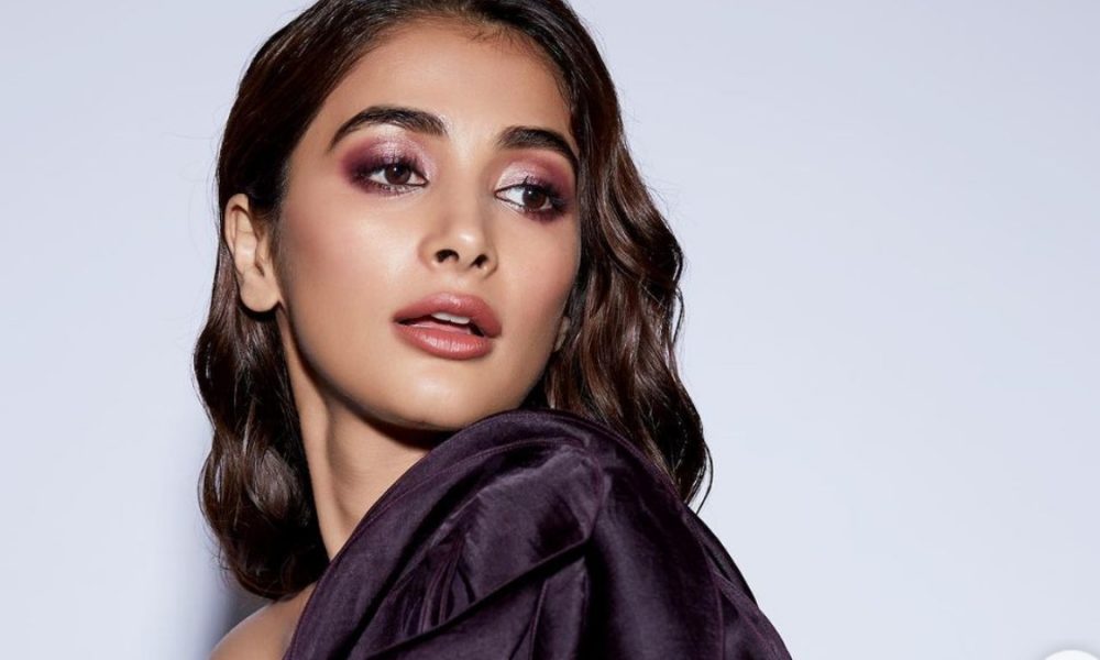 பாத்துமா அதுவும் பறந்திடப் போகுது!…டூ பீஸ் உடையில் சூடாக்கிய பீஸ்ட் பட நடிகை…