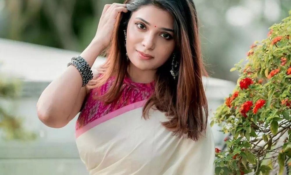 அங்க மட்டும் பாக்கக் கூடாது!… முக்கால்வாசி காட்டி மூடேத்தும் ஆத்மிகா….