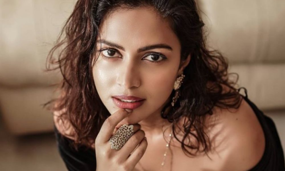 டைட்டான உடையில் எடுப்பாக தெரியும் முன்னழகு… இது அடுக்குமா அமலாபால்?…