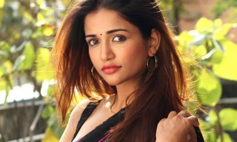 ஓங்கு தாங்கா வளர்ந்த அந்த…. திறந்து காட்டி சூடேத்திய பிரபல நடிகை….