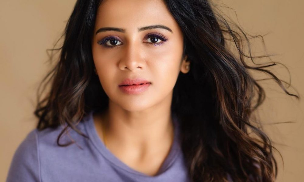 குட்டை உடையில் குளுகுளு கவர்ச்சி… நீச்சல் குளத்தில் விளையாடும் அஞ்சனா….