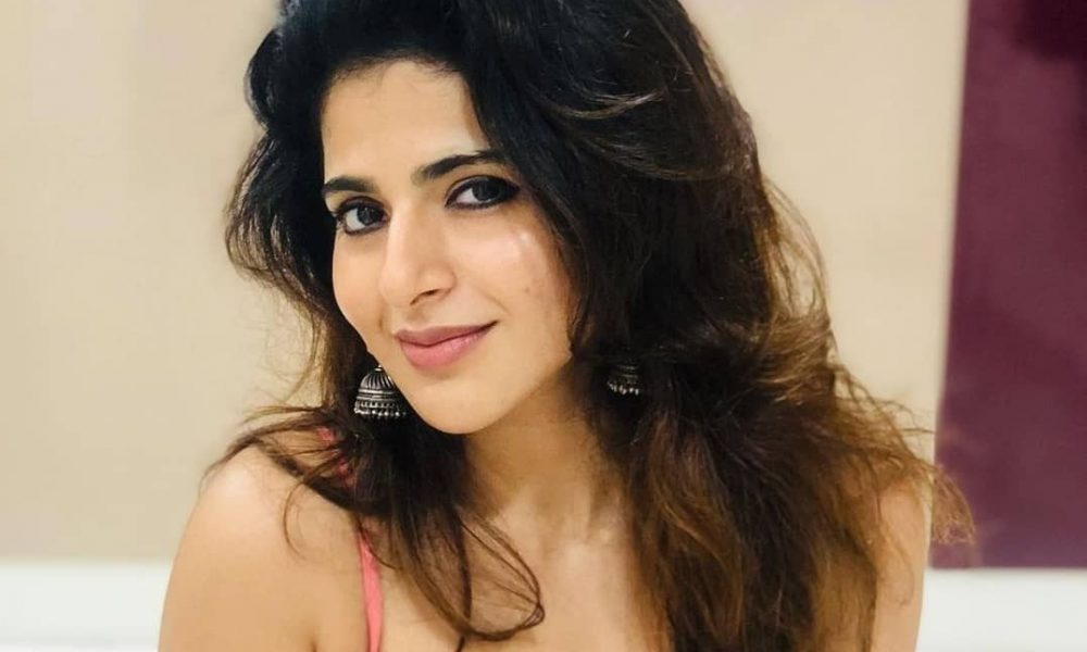 ஐஸ்க்ரீம்ல செஞ்ச உடம்பா இது?… மொத்தமாக காட்டி மூடேத்திய ஐஸ்வர்யா மேனன்..