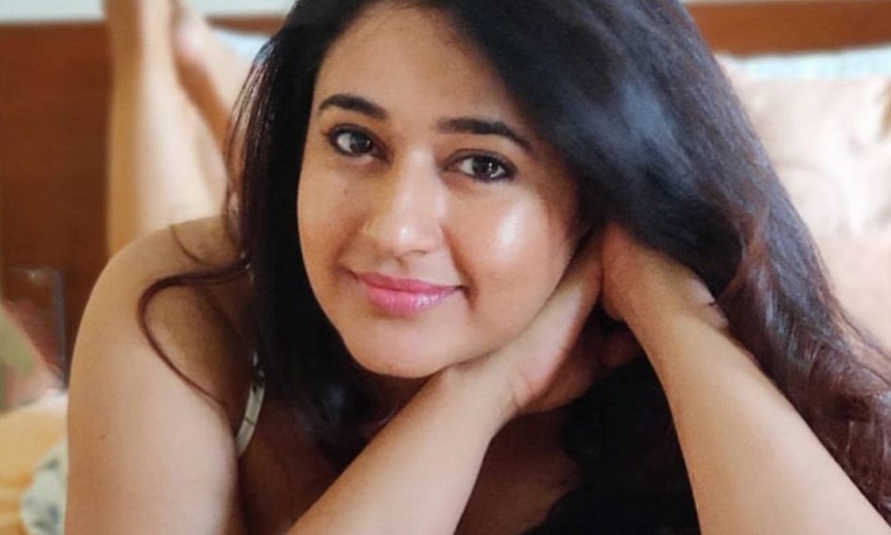 பாத்தாலே பத்திக்கும்!… சூடான கவர்ச்சியில் தெறிக்கவிட்ட நடிகை பூனம் பாஜ்வா…