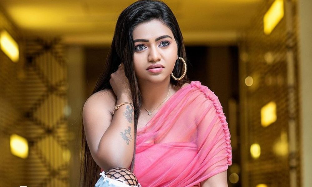 க்ளோசப்ல காட்டாதம்மா!.. ஒரு மாதிரி இருக்குல்ல… அடங்காத ஷாலு ஷம்மு…..