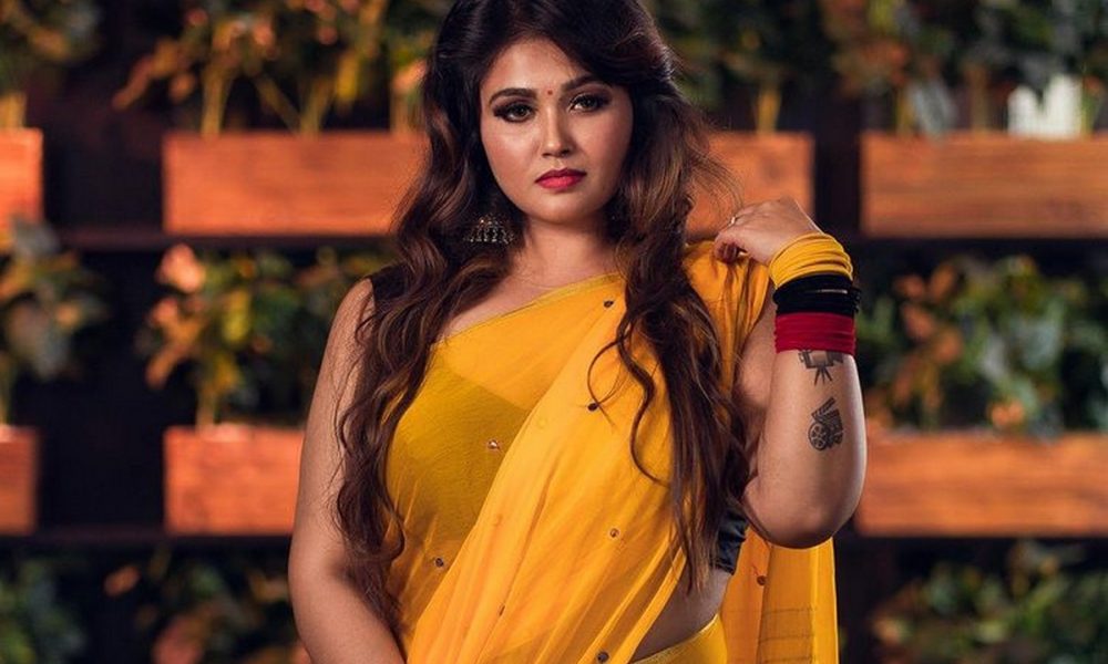 உன்ன பாத்தா ஆண்ட்டின்னு எவனும் சொல்ல மாட்டான்!… கழட்டி போட்டு போஸ் கொடுத்த சீரியல் நடிகை…