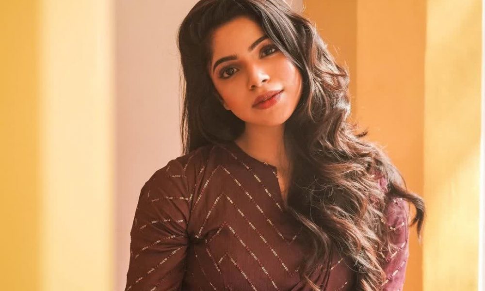 சிலை போல உன் Structure… நெட்டிசன்களை சொக்க வைத்த திவ்யா பாரதி…