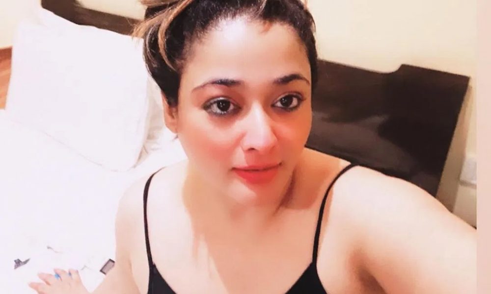 எல்லை மீறி போயிட்டு இருக்க!… கொஞ்சம் குறைச்சுக்கோ!… கண் கூசும் கவர்ச்சியில் கிரண்….