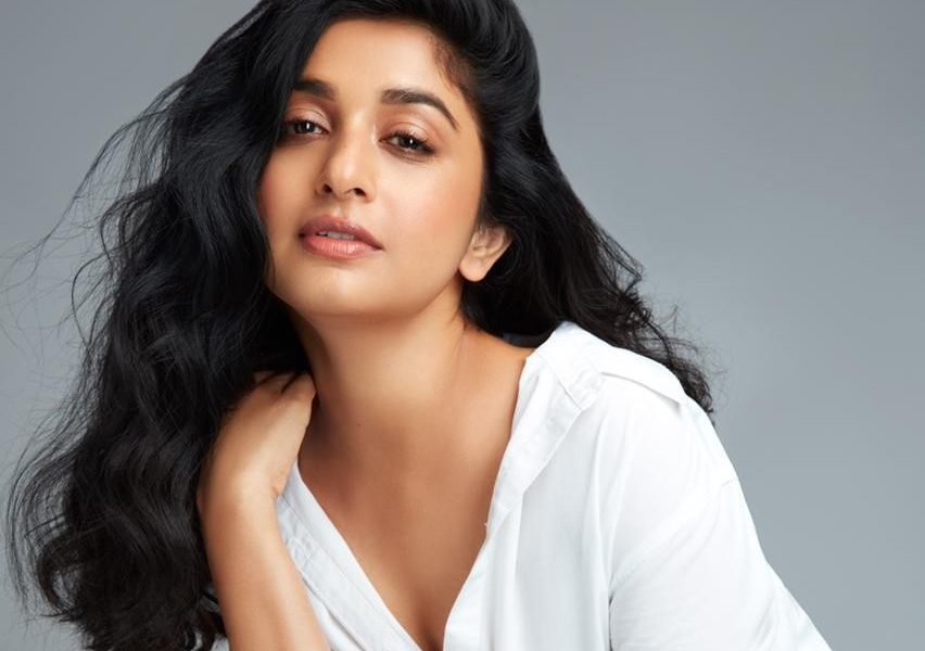 வாவ்.. உடம்ப குறைச்சி ஆளே மாறி போய்!… நம்ம மீரா ஜாஸ்மினா இது?…..