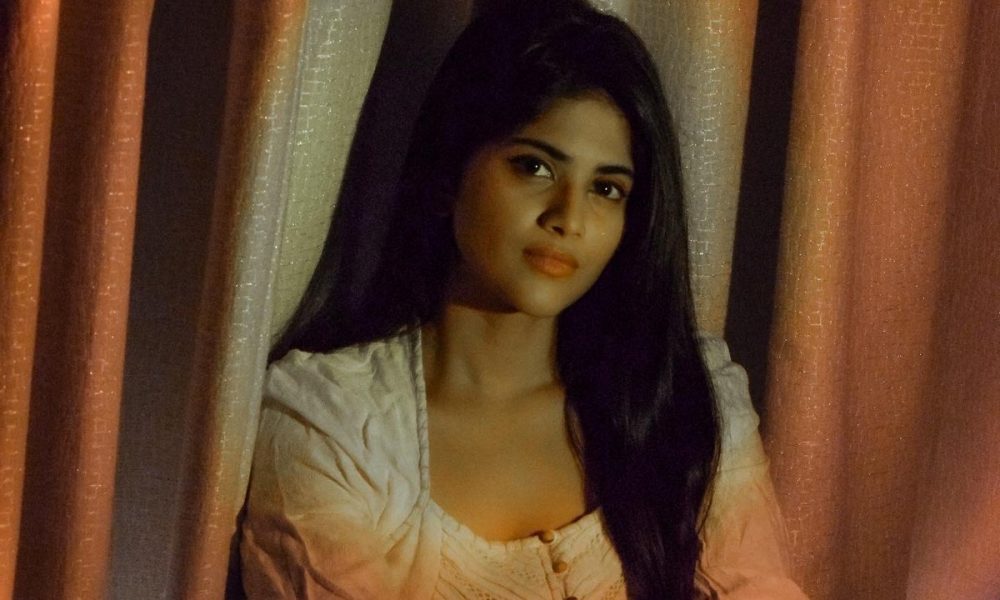 அப்படி பாக்காத! என்னமோ பண்ணுது!… சுண்டி இழுத்த நடிகை மேகா ஆகாஷ்…..