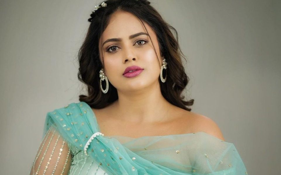 போதும்மா இதுக்கு மேல குறைச்சிடாத!…சுடிதாரிலும் கவர்ச்சி காட்டிய குமுதா…