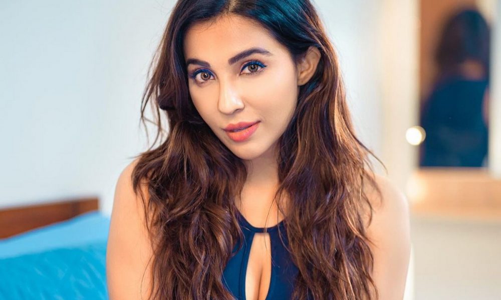 சிக்குன்னு நிக்குற.. சில்லுன்னு இருக்கு!… பளபள உடையில் பார்வதி நாயர்….