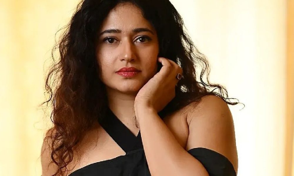 பளபள மின்னும் பால்மேனி… பக்கவா காட்டி போஸ் கொடுத்த பூனம் பாஜ்வா…