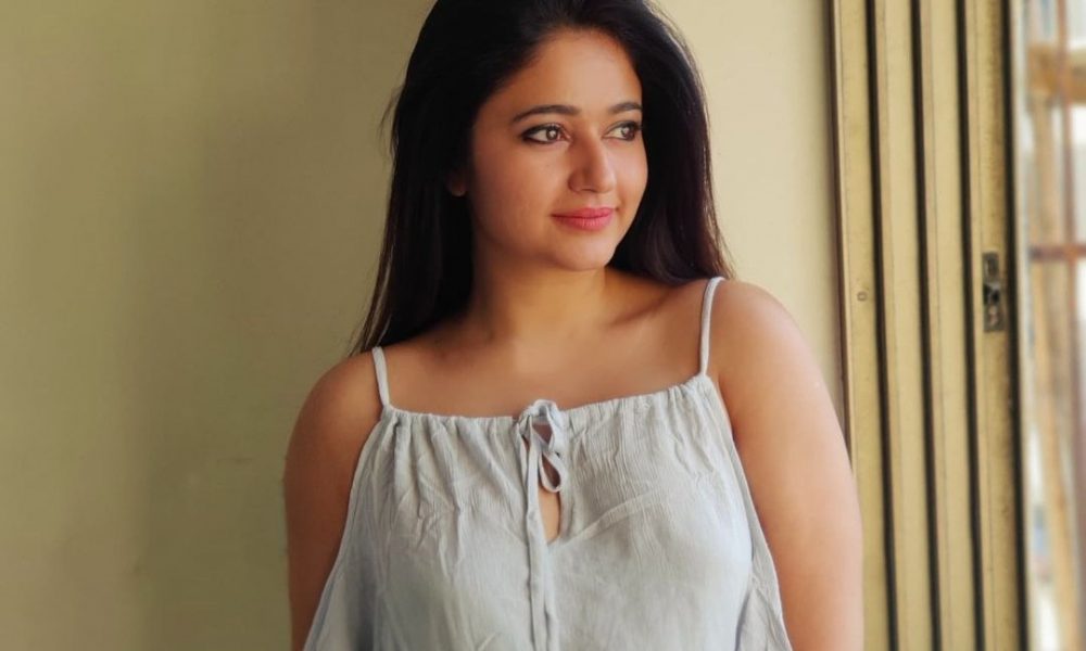 சைடு போஸில் சாச்சிப்புட்டியே!.. எடுப்பாக காட்டி சூடேத்திய பூனம் பாஜ்வா…