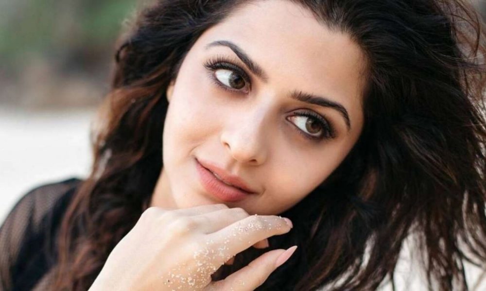 தாறுமாறு தக்காளி சோறு!.. அரைகுறை உடையில் போஸ் கொடுத்த வேதிகா…