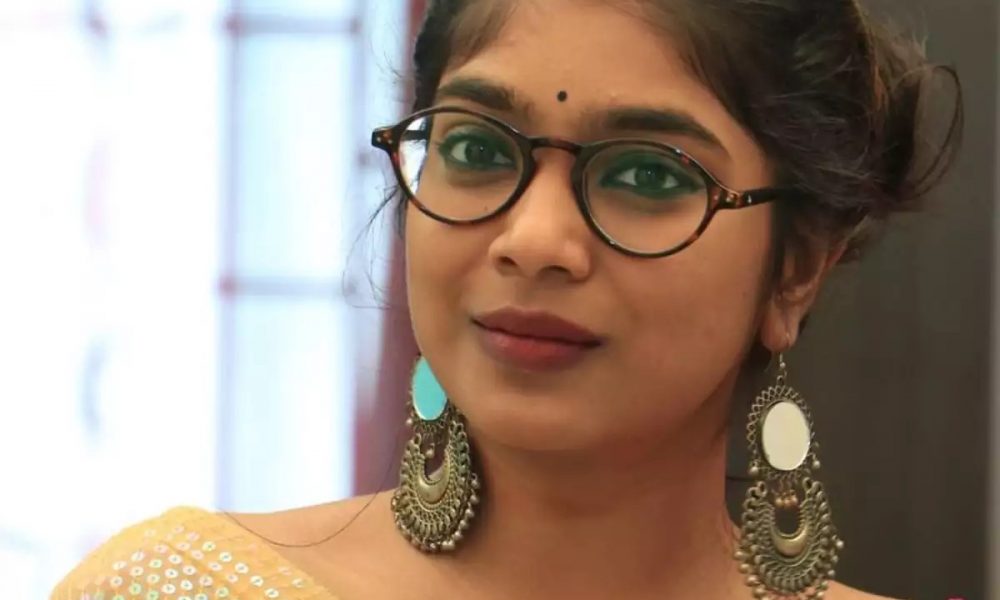 இது மிட் நைட் மசாலா!.. சிக்குன்னு போஸ் கொடுத்த விஜே பார்வதி…