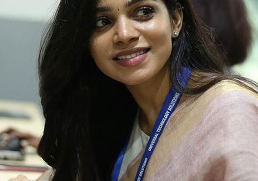 உங்க கால் அழகு குதுப் மினாரை விட சூப்பர் என்று உருகும் ரசிகர்கள்!!