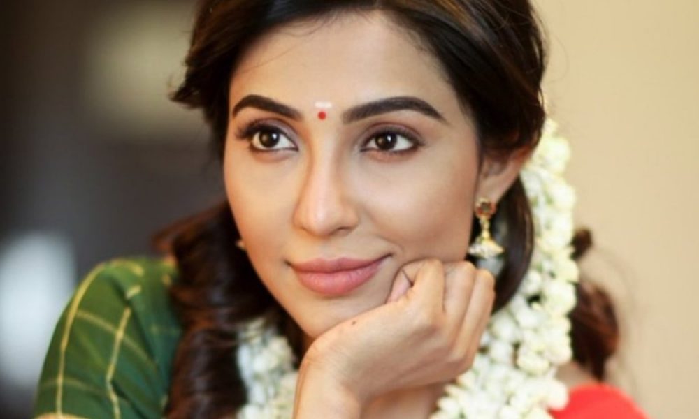 என் ஏரியாவுக்கு கொஞ்சம் வாங்க… ரெட் லைட் போட்டு இழுக்கும் பார்வதி நாயர்!