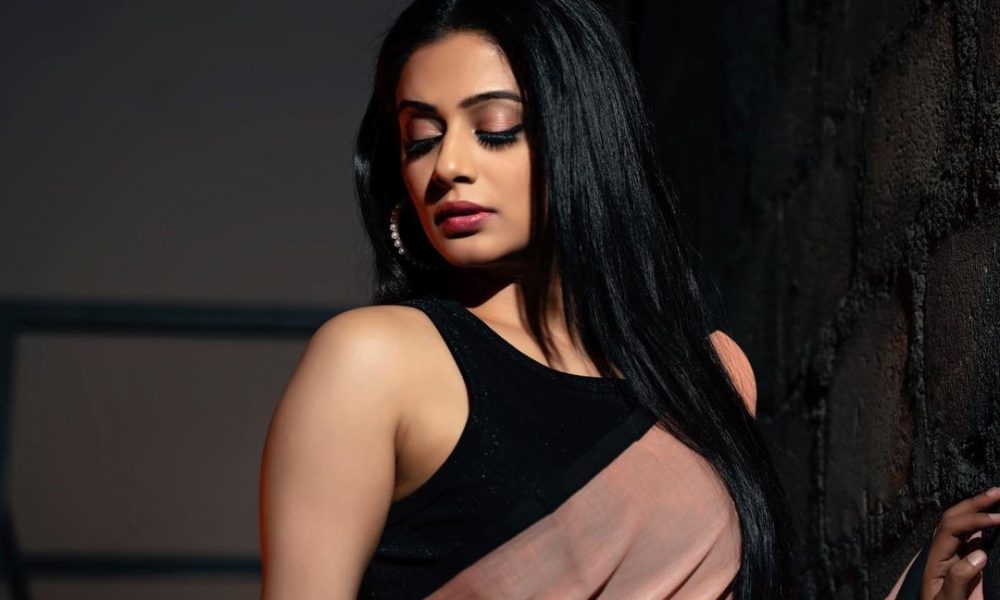 வர வர கவர்ச்சி கூடிட்டே போகுது!… ஸ்லிம் பியூட்டியாக மாறிய பிரியாமணி….