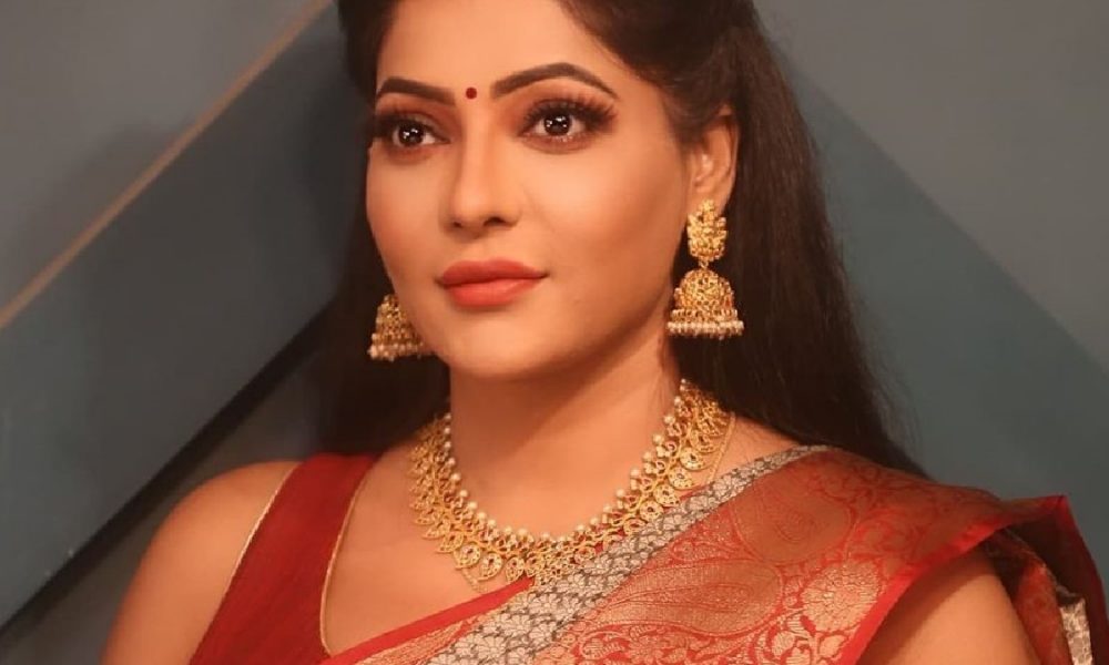 சைடு ஜன்னலை சாத்துமா உள்ள இருக்குறதெல்லாம் தெரியுது… காட்டி மயக்கிய ரேஷ்மா!