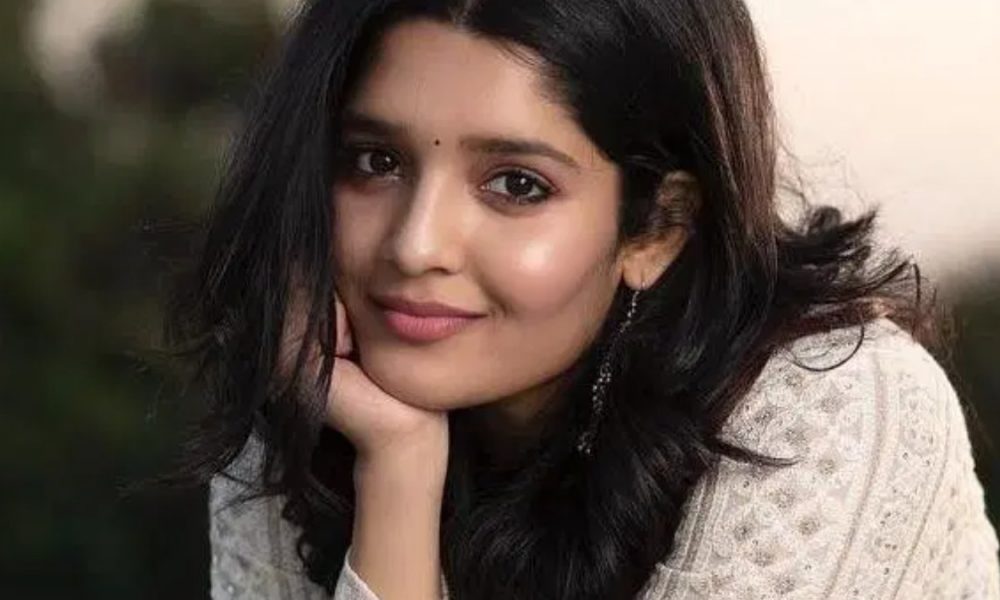 அந்த இடம் ஆள மயக்குது … நெஞ்சை நிமிர்த்தி காட்டி ஏடாகூடமான ரசனைக்கு உள்ளான ரித்திகா சிங்!