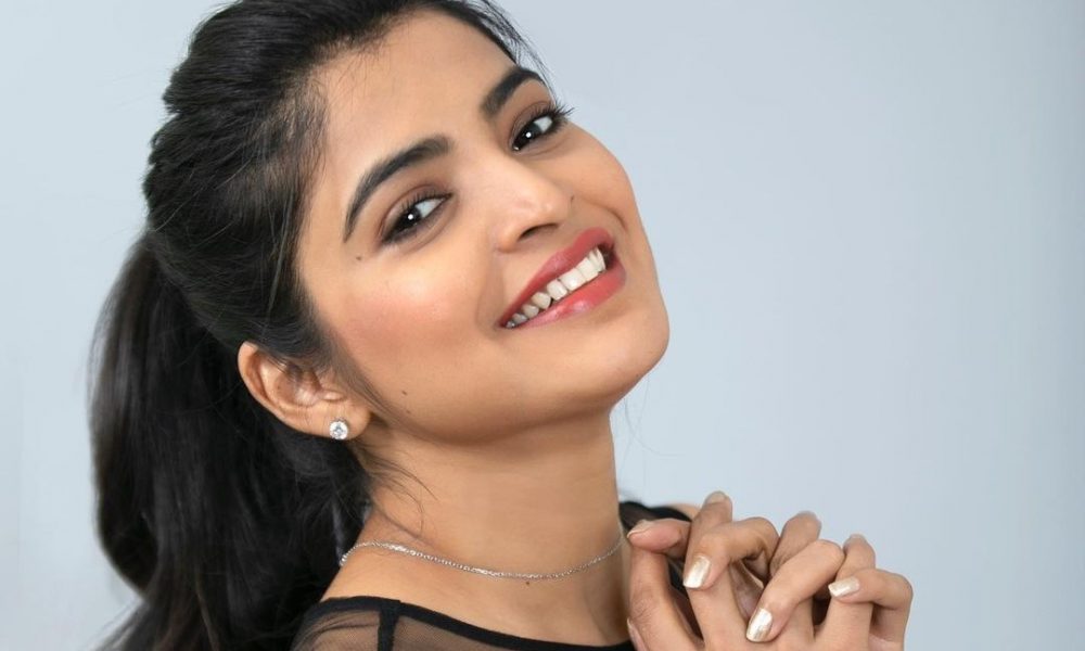 இதுவும் ஒரு மார்க்கமாதான் இருக்கு!…ரசிகர்களை ஜொள்ளுவிட வைத்த சஞ்சிதா…