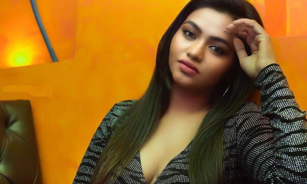 கிட்டக்க காட்டி கிறுக்க கிறுக்க வைத்த ஷாலு ஷம்மு… வீடியோ பாருங்க….