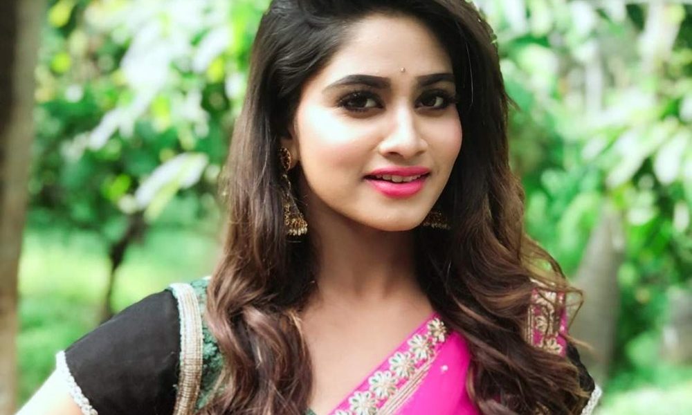 அந்த இடத்தை, செம்ம ஆட்டு ஆட்டி, இளசுகளை கட்டி  போட்ட கமல் பட நடிகை!!