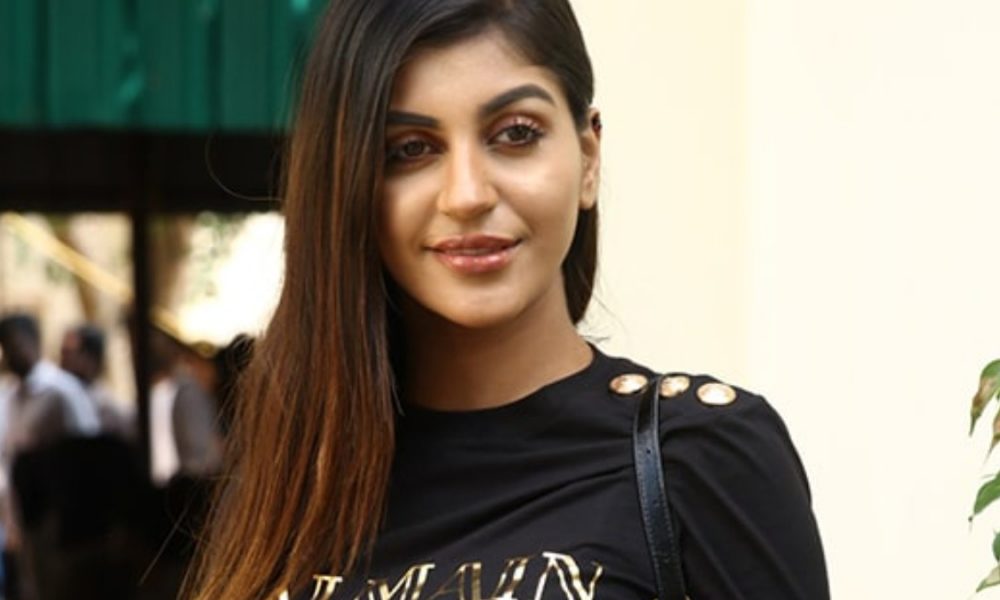 பின்னாடியும் முன்னாடியும் எடுப்பா தெரியுது… ஒரு சைடு ஓப்பனா காட்டிய யாஷிகா!