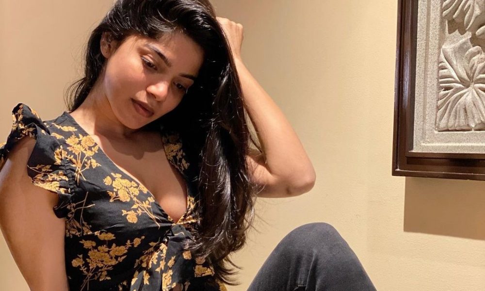 இந்த ரேஞ்சுக்கு போயிட்டியேம்மா!….பிகினியில் வளைச்சு வளைச்சு காட்டும் திவ்யா பாரதி(வீடியோ)…..