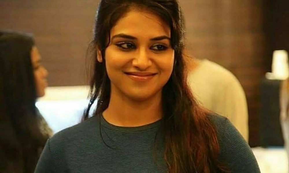 நச்சுன்னு இருக்கு உடம்பு!..சிக்குன்னு போஸ் கொடுத்த இந்துஜா….வைரல் புகைப்படங்கள்…