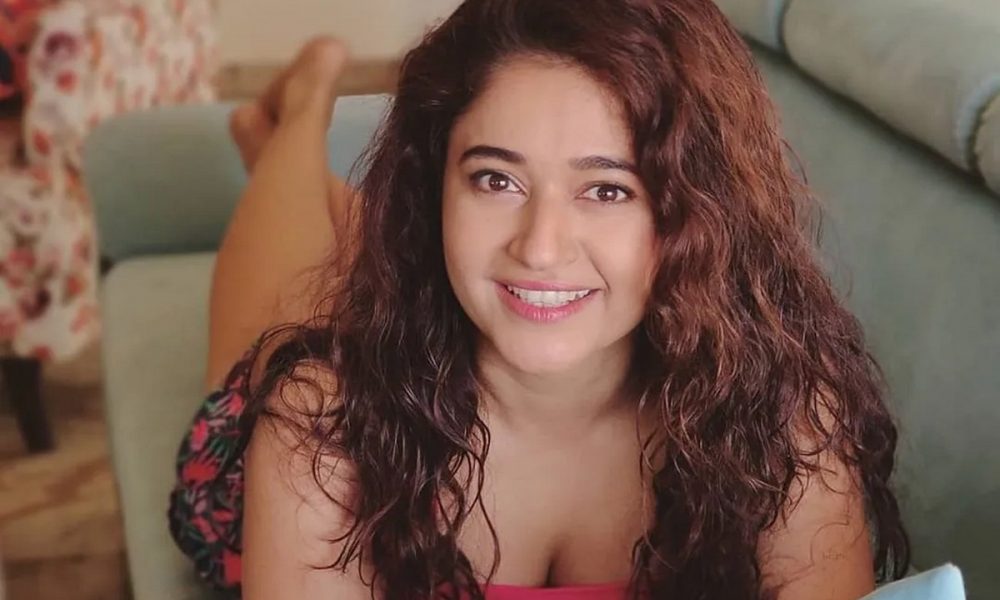 அது மட்டுமாவது இருக்கட்டும்!.. அதையும் கழட்டிட்டாத!.. பூனம் பாஜ்வா ஹாட் விருந்து…