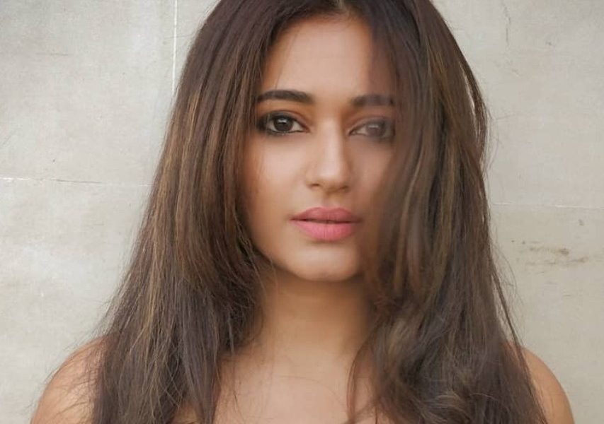 எல்லாமே மித மிஞ்சி இருக்கு!…கட்டழகை கண்டபடி காட்டும் பூனம் பாஜ்வா…