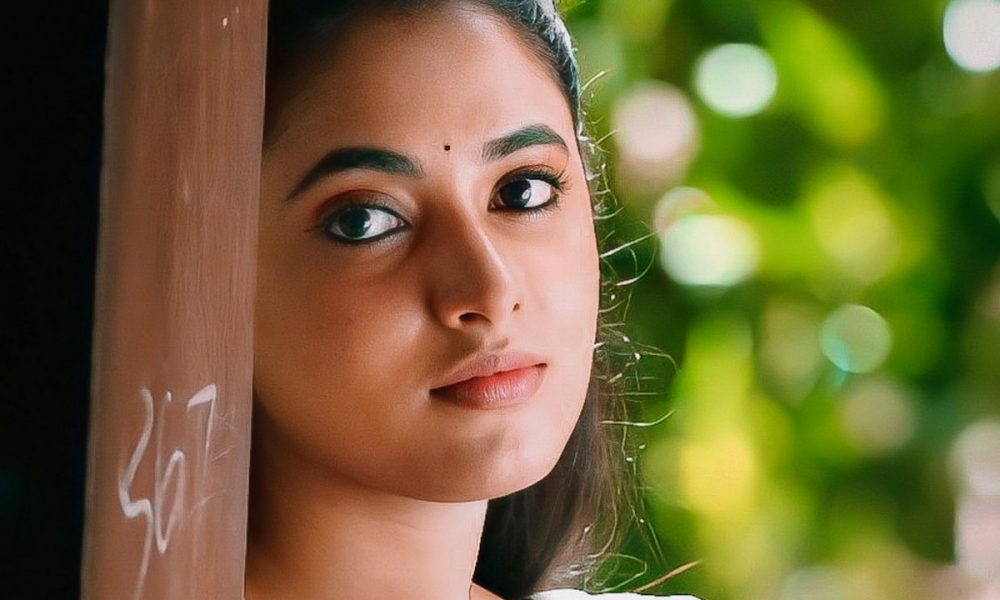 வாய்ப்புக்காக இப்படியெல்லாம் போஸ் கொடுத்தியாம்மா!…லீக் ஆன பிரியங்கா மோகனின் ஹாட் கிளிக்ஸ்…