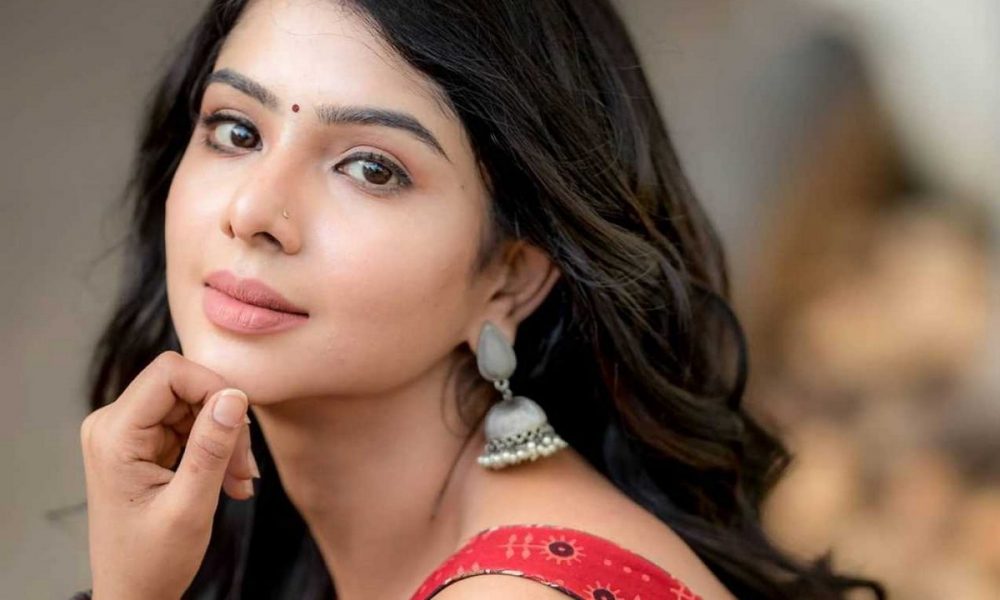 புடவையிலும் நீ ஹாட்டாதான் இருக்க!.. பாடாய்படுத்தும் பவித்ர லட்சுமி…